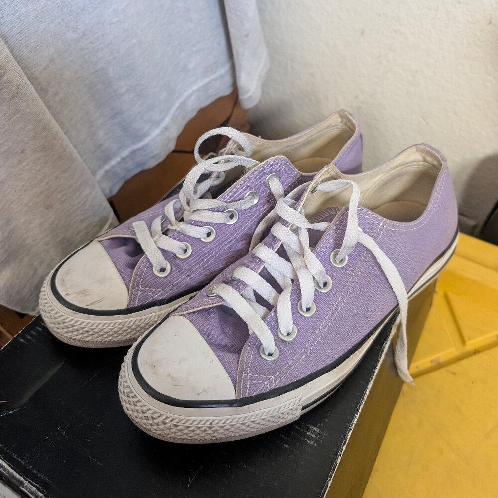 Pastel Purple Converse All Stars Low Top - Women size 7/ Mens 5/ EU 37.5/ 34CM